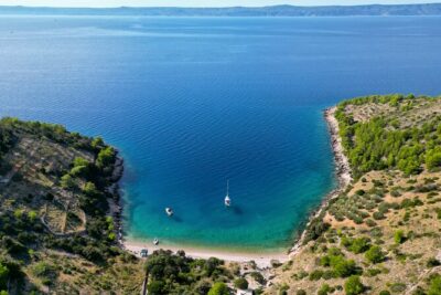 3 Islands Speedboat Tour: Golden Horn, Blue Lagoon & Jelsa Town - Snorkeling Breaks in Brac’s Secluded Bays and the Blue Lagoon Portion