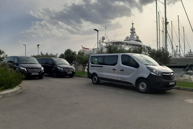 Airport shuttle - Drivers who go beyond the wheel (without turning it into a tour)