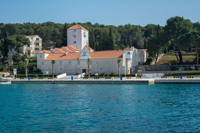 Blue Lagoon and Šolta Island Private Speedboat Tour - Maslinica Promenade and Pine-Shadow Beaches