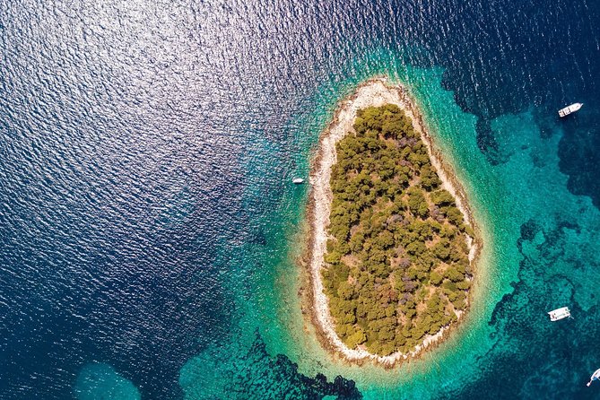 Blue Lagoon & Maslinica half day tour from Trogir - Maslinica: a calm, old-school finish in a fishermen village