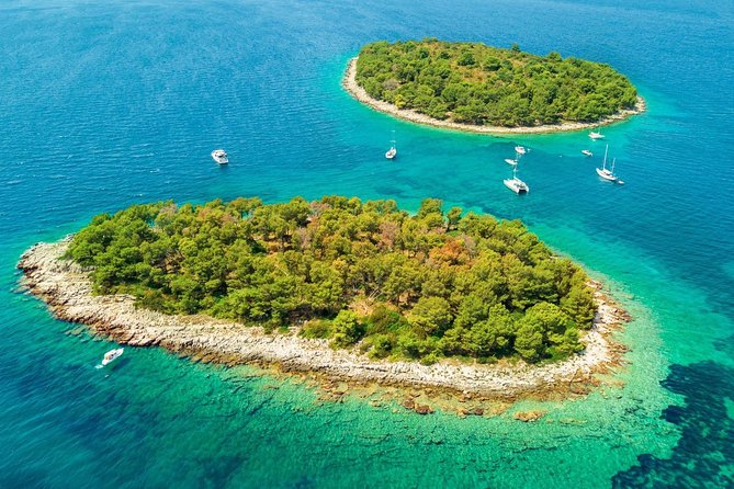 Blue Lagoon & Wine tasting - 3 islands tour - Stomorska on Solta: room for lunch and traditional Croatian tastes