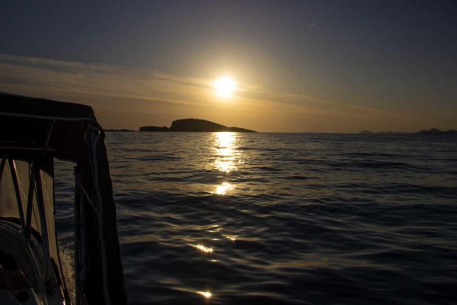 Cavtat/Mlini: Luxury Sunset Cruise w/ Cold Platter & Wine - Onboard Comfort: Music, Crew Help, and Easy Photo Support