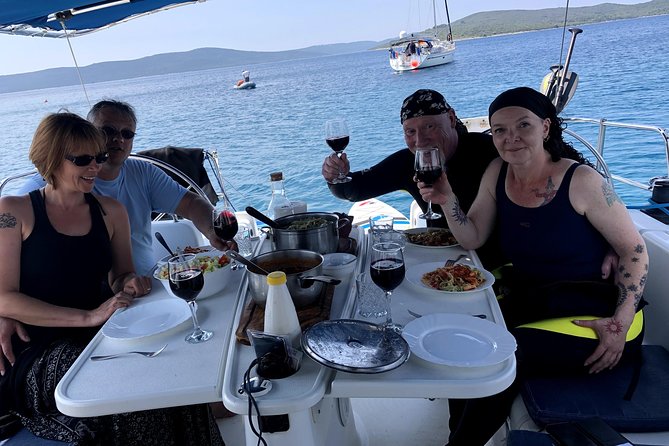 Daysailing & SUP experience - Olive Island Marina lunch break: plan for a paid meal stop
