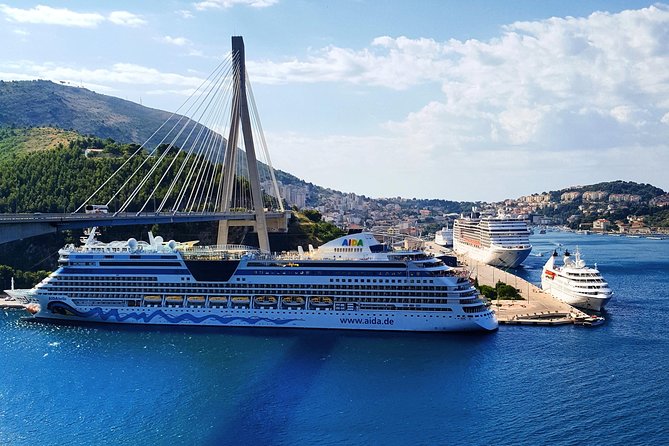 Dubrovnik City Tour: Panorama Drive & Sightseeing Walk - Luža Square and the harbor edge: where the walking tour ends