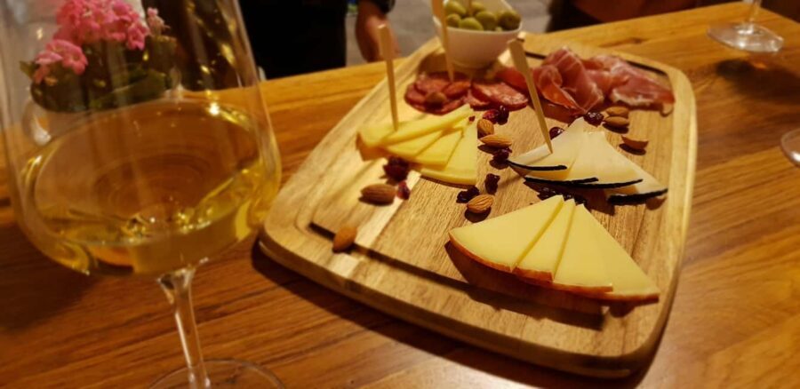 Dubrovnik: Croatian Food, Wine & Old Town Highlights Tour - Restaurant Stop One: Traditional Dishes and a Real-Meal Build