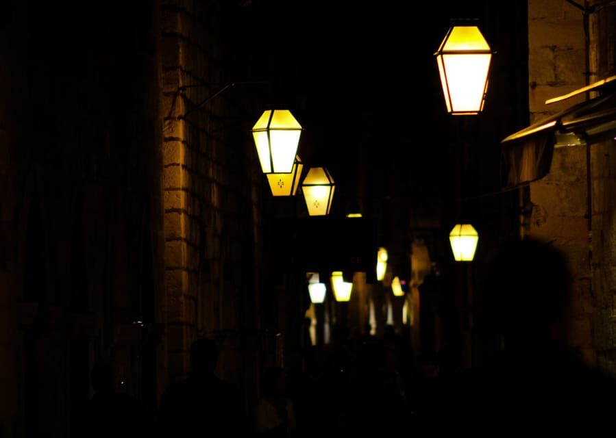 Dubrovnik: Dark tales of the Old Town - Storytelling style: Marija’s humor, pacing, and clear narration