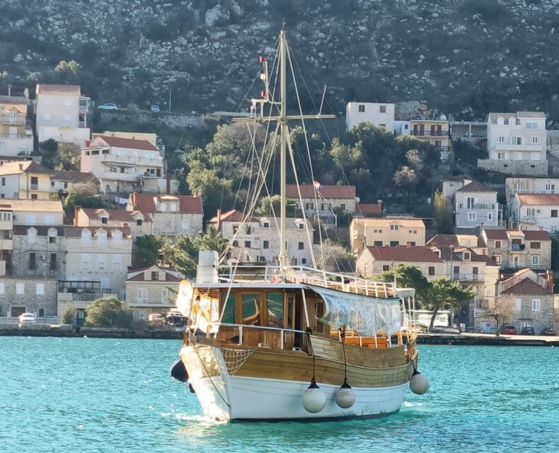 Dubrovnik: Elaphiti Islands Boat Cruise with Lunch & Drinks - What the crew does (and why it makes the day easier)
