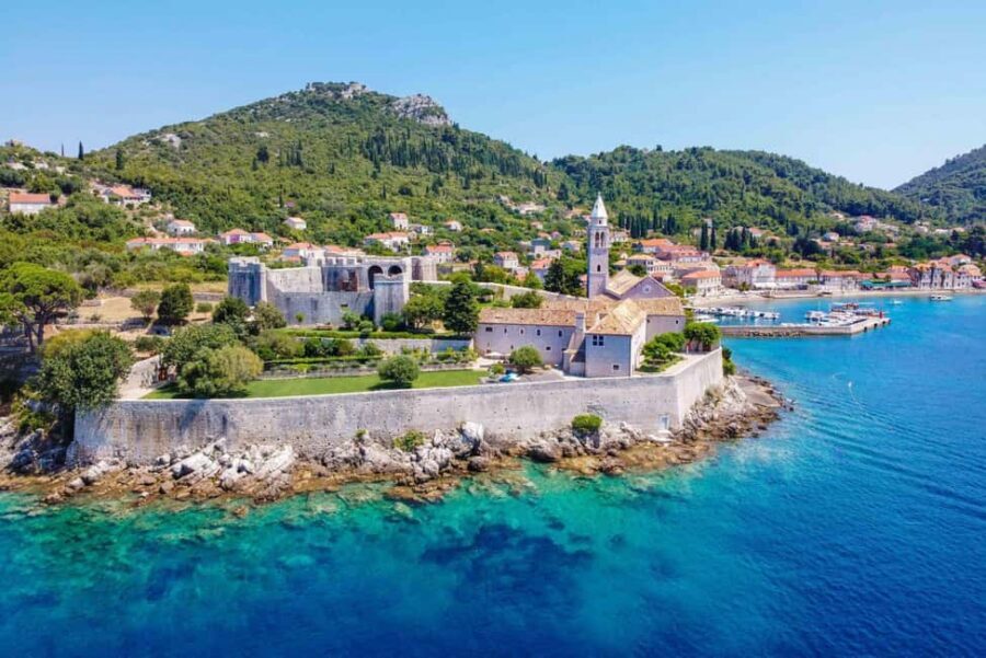 Dubrovnik: Island Boat Tour with Drinks & Lunch - Meeting at Green Market: how the first hour usually runs
