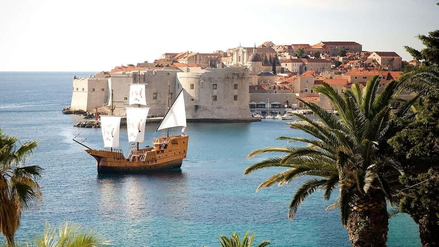 Dubrovnik: Old City Walking Tour with a FREE Polaroid Photo - Stradun and the Franciscan area: Dubrovnik’s main spine