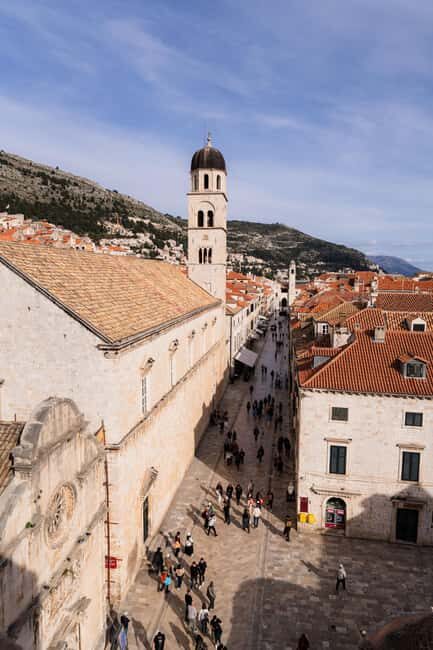 Dubrovnik Old Town: Night tour with History, Wine & Bites - Starting at Velika Onofrijeva Fountain: Easy Meeting Point, Big Old Town Energy