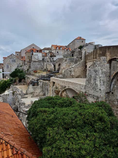 Dubrovnik:City Walls & Old Town 2 in 1 Walking Tour - Old Port stop: the viewpoint shift before you climb