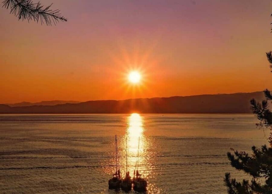 Dubrovnik:Romantic Private Sunset Tour to Old Town& Elafitiy - Why this sunset cruise feels different from a busier boat day