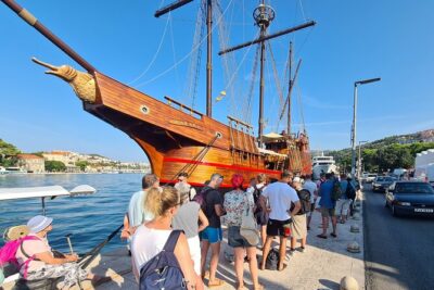 Elaphiti Islands On The Luxury Pirate Ship Karaka Dubrovnik - Getting to Gruž and finding your pickup window