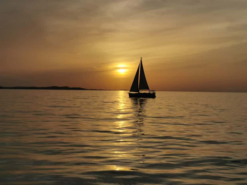 Elegant Sunset cruise under sails,large yacht,full comfort - The 90-Minute Route: Marina Departure, Old Town Turn, City-Channel Glow