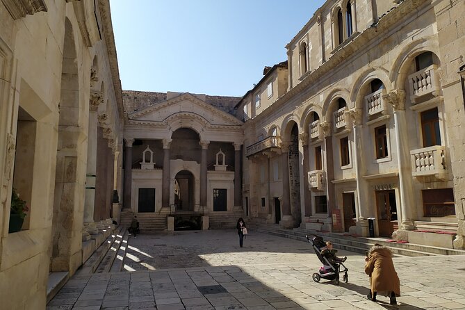 Experience Split With Local Professional Historian - Private - Palazzo di Diocleziano: the Roman backbone under your feet