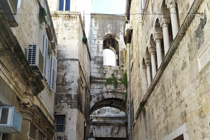 Experience Split With Local Professional Historian - Private - Fruit Square and Pjaca: how the city centers its life
