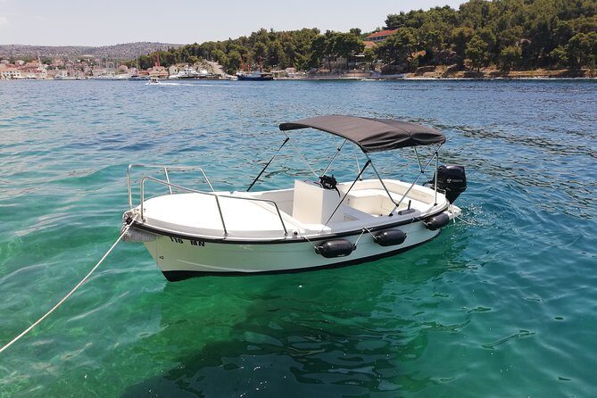 Explore the West coast of the island Brac by BETINA boat - On-board comfort: sun cushions and a drink cooler