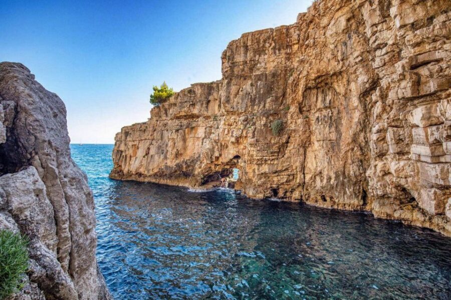 From Fazana: Sea caves, hidden island, cliffs and more... - Sveti Jerolim: photo stop, snorkeling, and a classic Brijuni feel