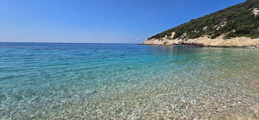 Full day boat-trip Medulin, blue Cave, Cres + dolphin search - Cruising past Hrid Zaglav lighthouse: quick, scenic context