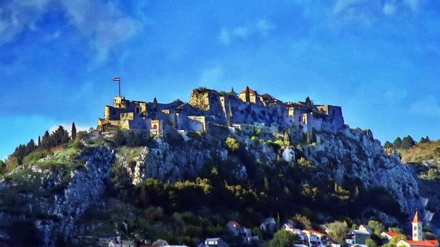 Game of Thrones Klis Fortress + Ethno Village in 8 languages - How the 8-language open-top bus tour actually feels