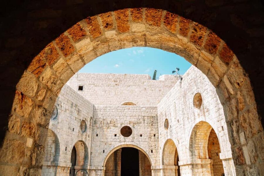 Game of Thrones Shooting Locations Guided Walking Tour - Starting at Nautika: the best way to set your feet and your expectations
