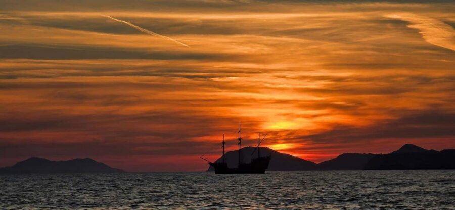 Glassboat sunset tour around Old Town & Caves in Dubrovnik - Why this Dubrovnik sunset boat tour feels special
