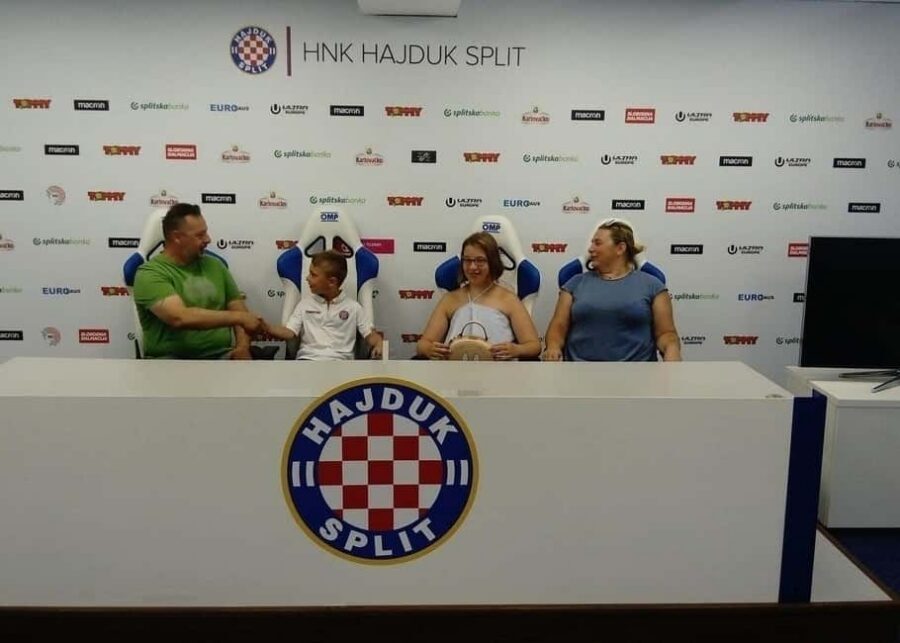 Hajduk Split Stadium Tour: An Unforgettable Experience - Close Access to the Field: Photo Time at Poljud