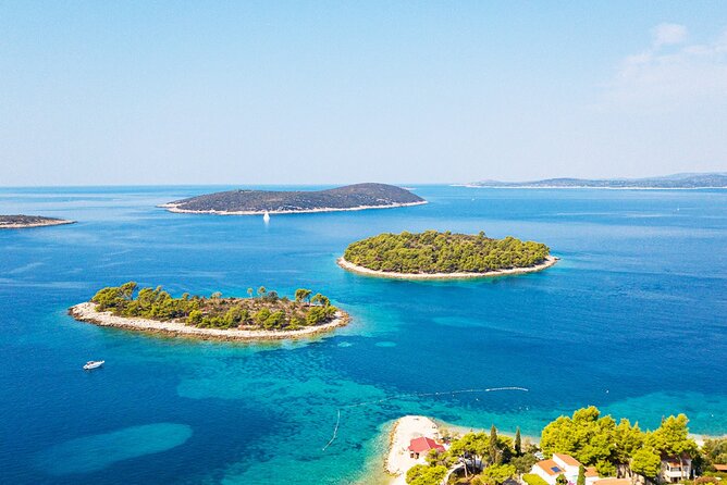 Half day speedboat tour to Solta island & Blue Lagoon from Trogir - Small-group speedboat comfort: why the cap matters