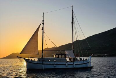 HalfDay Traditional Boat Tour in Korčula Archipelago - What You Get Onboard: Snacks, Drinks, Towels, and Snorkel Gear