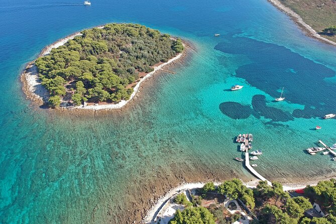 Islands Brač, Šolta & Blue lagoon - Private speedboat tour - Stop 3: Maslinica Village and the 16th-Century Castle-Hotel Symbol (About 1 Hour)