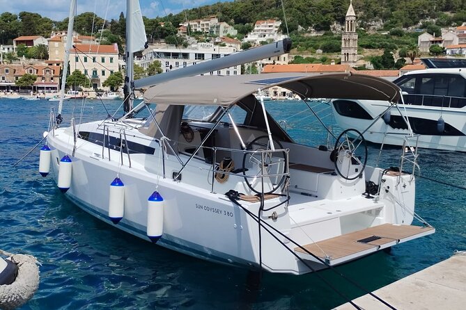 Islands Tour on Luxurious Jeanneau Sun Odyssey - Sunj Beach: Fine Sand and Easy Food Nearby
