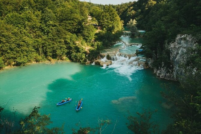Kayaking Mreznica Waterfalls close to Plitvice Lakes - Tandem boats, kayak paddles, and how you actually move through the falls