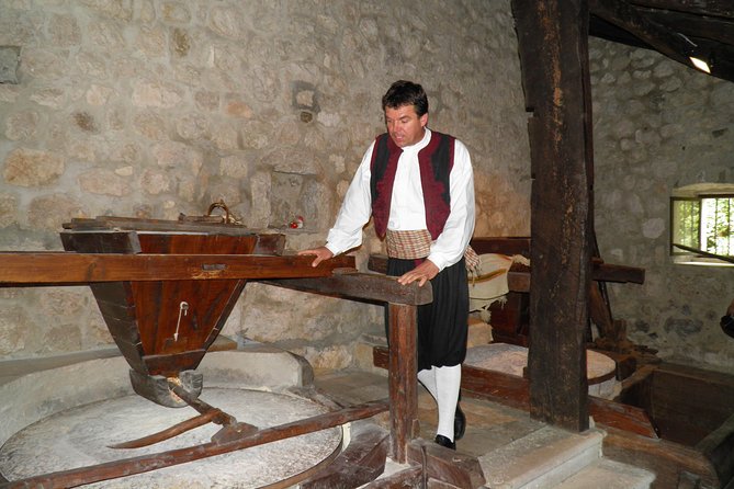 Konavle Valley Wine Tour from Dubrovnik with Train Ride and Wine Tasting - Stop 3: Winery Botaro and the rose + spongecake finale