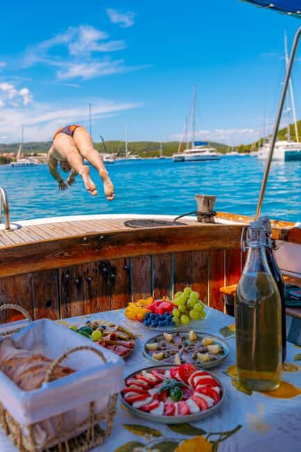 Korčula: Sail Away - tour with traditional craftmanship boat - The 4-hour flow: how the stops fit together