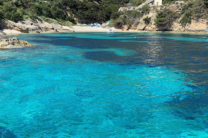 Luxury Blue Cave & 5 Islands Tour from Split - Island of Vis and the sea-style breaks that keep the day moving