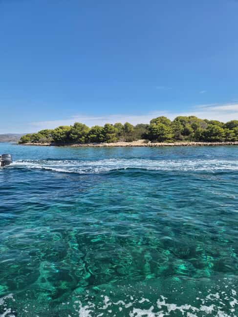 Magnific blue lagoon,speed boat towels included - What to bring for a comfortable day on the water