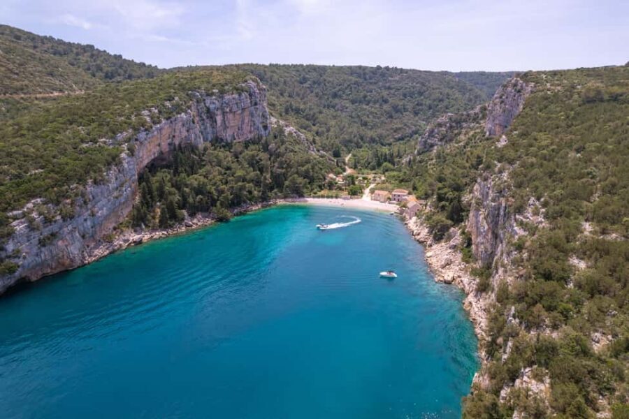 Makarska: 3-island Speedboat Cave & Blue Lagoon Tour - Jelsa on Hvar: coffee, a walk, and a restroom break