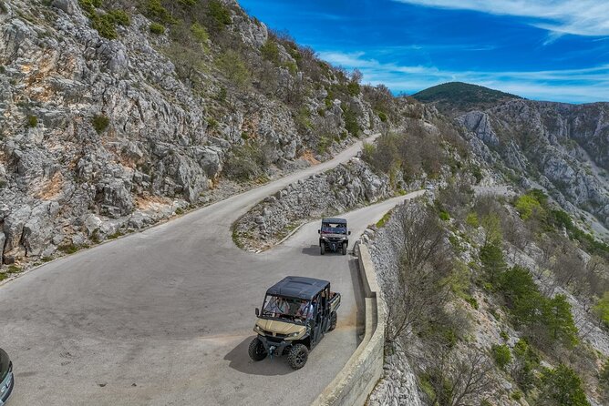 Makarska: Baggy Skywalk & Biokovo Viewpoint Tour - Sinjal Peak: the top stop with Dalmatian food and real scenery
