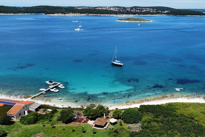 Medulin -Kamenjak 5h boat trip with lunch & drinks on Sandra Boat - Boat comfort and onboard logistics: Wi‑Fi, restroom, and group size
