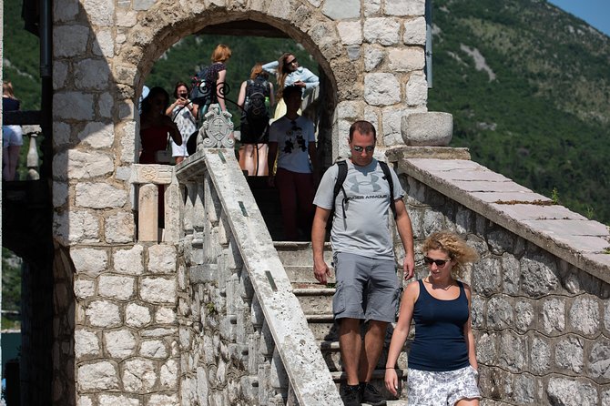 Montenegro: Bay of Kotor Day Trip from Dubrovnik English -Español - Guides, Commentary, and the Crowd Reality