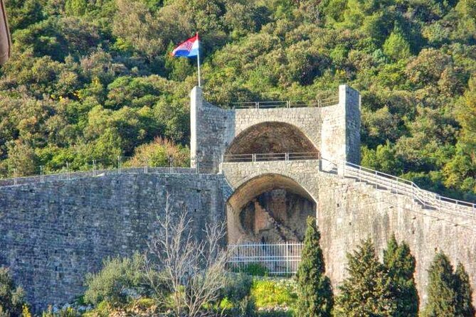 Pelješac Wine, Beach and Lunch - Relaxing Tour from Dubrovnik - Edivo Wine Bar: tasting Navis Mysterium with another cellar host