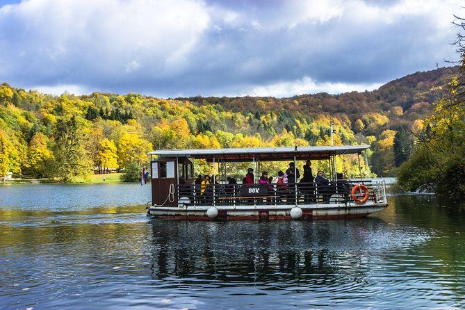 Plitvice Lakes 3,5h tour with panoramic boat ride - Lower Lakes Walk: Chasing the 78m Big Waterfall