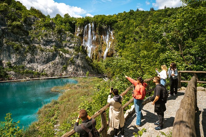 Plitvice Lakes and Rastoke Tour w/ ticket (ENG/ESP) - Zagreb pickup to the Karlovac corridor: the drive that sets the scene