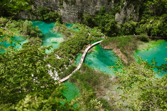 Plitvice Lakes and Rastoke Tour w/ ticket (ENG/ESP) - Panoramic train ride and final foot stretch: ending the day without a full wipeout