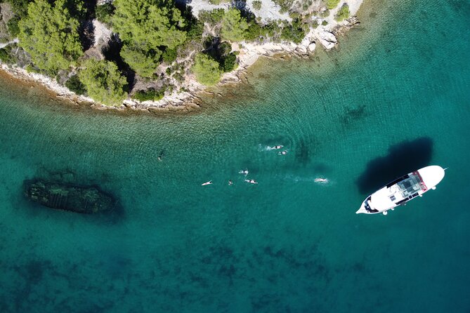 Podstrana and Jesenice, Boat trip to Brač and Šolta with lunch - Onboard comfort: Wi-Fi, shade, and the snack timeline