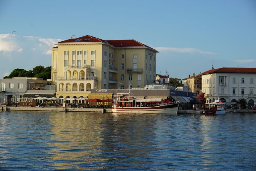 Poreč: Dolphin Spotting Cruise with Included Drinks - Stop-by-stop: how each phase works