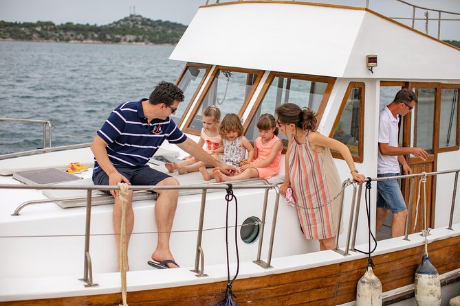 Private Gastro gourmet tour by Dot@ boat - Stop 2: Levrnaka brings lunch energy and more sea time