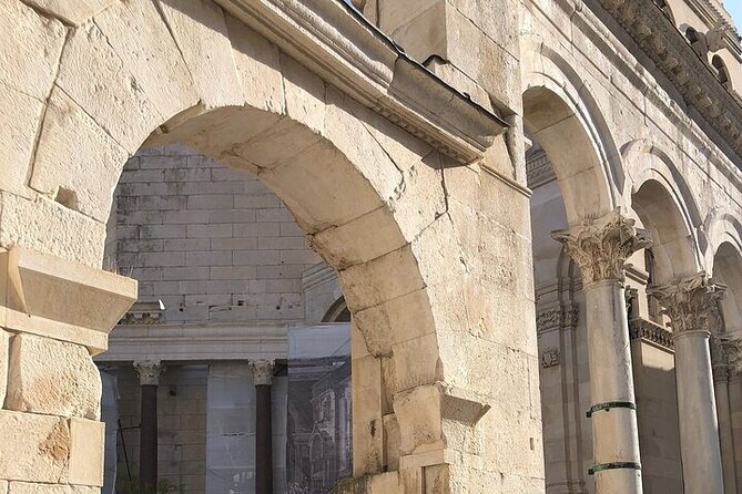 Private History Split Walking Tour in English - Golden Gate and Gregory of Nin: the name on the stone
