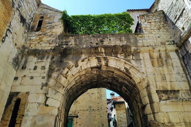 Private History tour - small group - Fruit’s Square and Pjaca: squares people still use