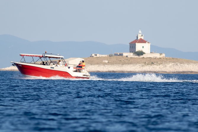 Private Red Rocks and Pakleni Islands beach hopping speedboat tour - The experience style: a crew that keeps the day comfortable